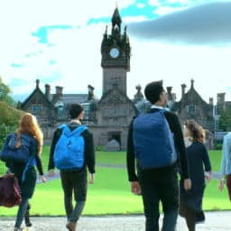 How many foreign students go to Glasgow University?